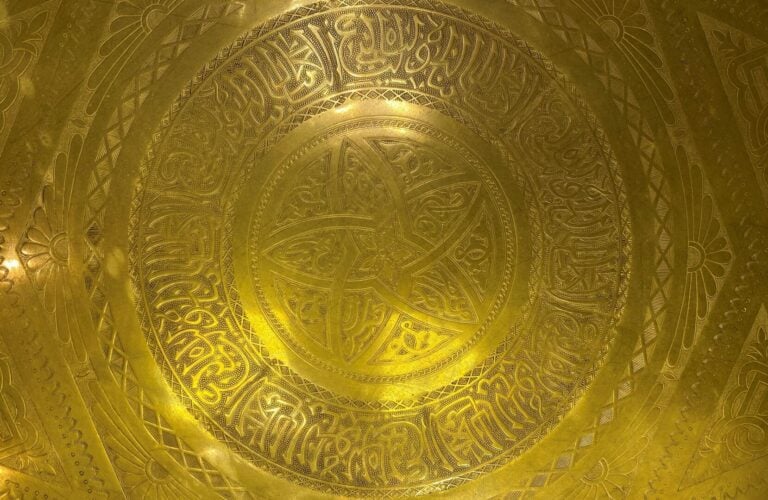 Plateau en alliage cuivreux à décor de calligraphies arabes et frises stylisées…