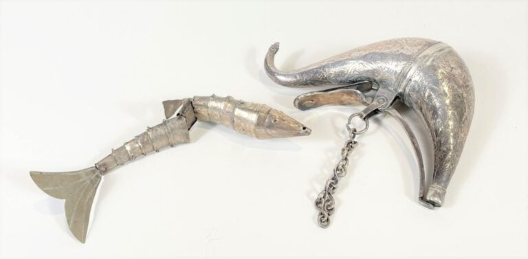 Poisson articulé en argent et poire à poudre en métal argenté.