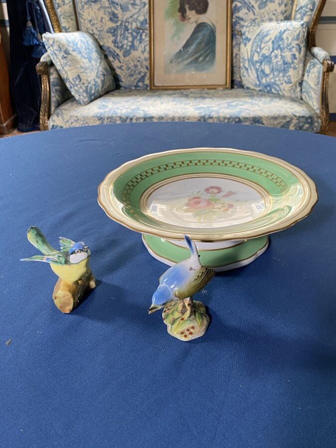 Présentoir en porcelaine de Limoges à décor floral sur fond vert (Diamètre : 22…