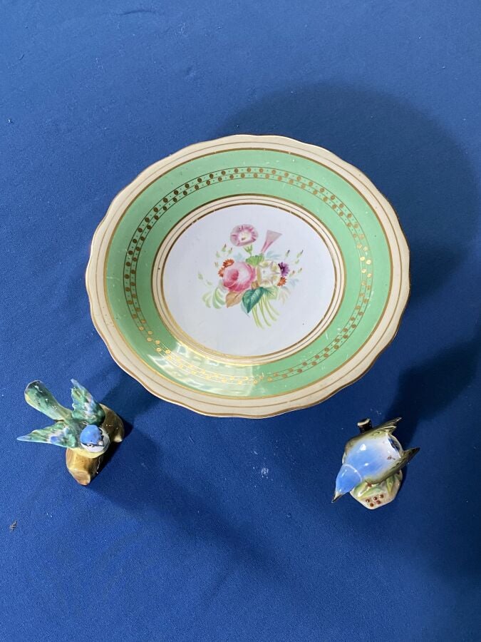 Présentoir en porcelaine de Limoges à décor floral sur fond vert (Diamètre : 22…