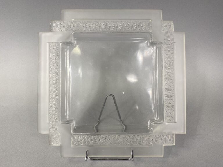 R. LALIQUE - Cinq pièces modèle « Pâquerettes » dont une assiette carrée à décr…