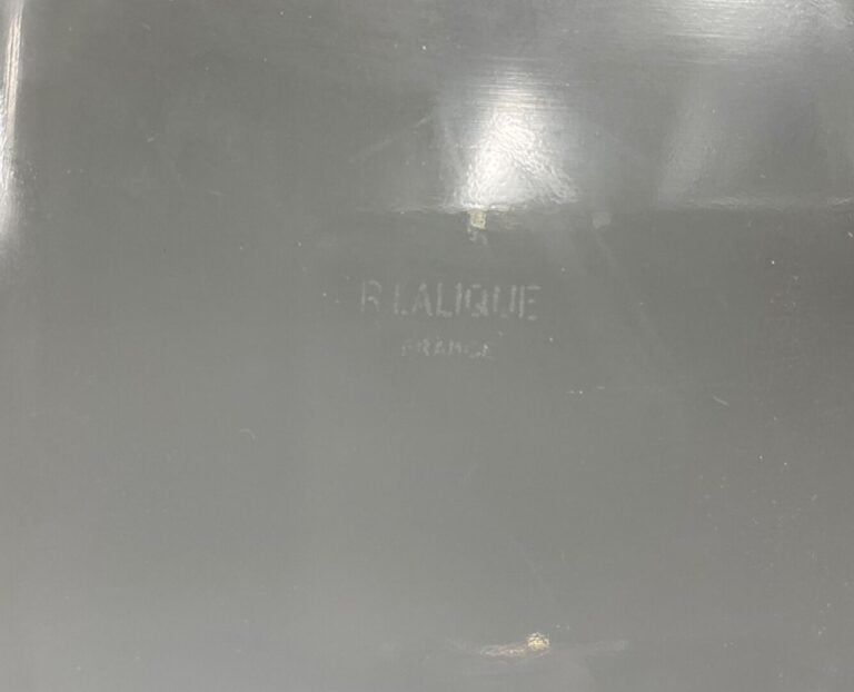 R. LALIQUE - Cinq pièces modèle « Pâquerettes » dont une assiette carrée à décr…
