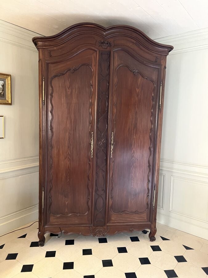 Rare Armoire en acajou de Cuba à décor mouluré et sculpté de filets et d'une cr…