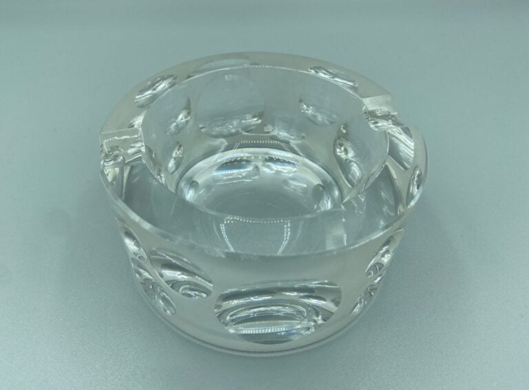 Robert PIERINI (né en 1950) - Cendrier en verre satiné taillé de lunettes conca…
