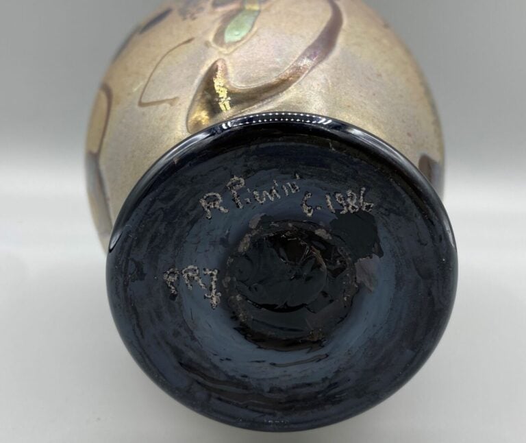 Robert PIERINI (né en 1950) - Vase ovoïde à talon et col aplati en verre satiné…