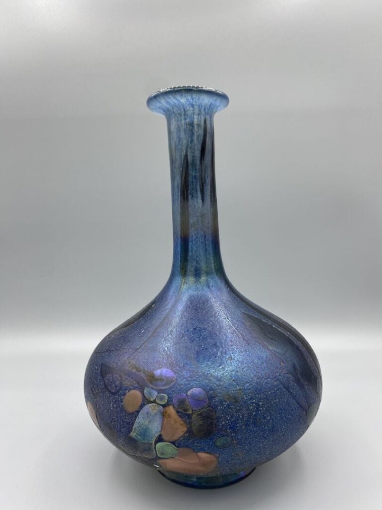 Robert PIERINI (né en 1950) - Vase pansu à long col en verre bleu irisé à décor…