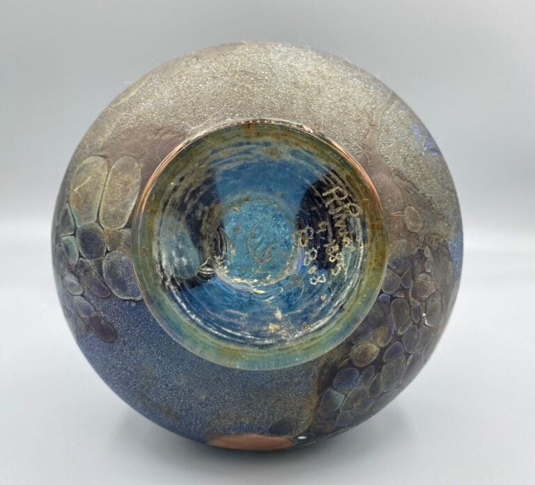 Robert PIERINI (né en 1950) - Vase pansu à long col en verre bleu irisé à décor…