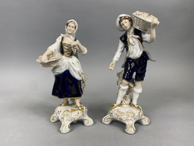 ROYAL DUX BOHEMIA - Deux sujets en porcelaine émaillée dans les tons bleu et do…