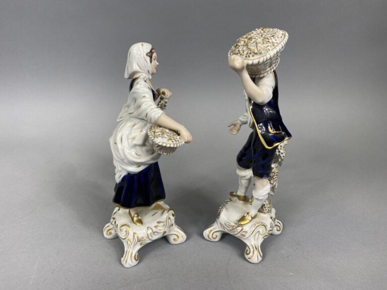 ROYAL DUX BOHEMIA - Deux sujets en porcelaine émaillée dans les tons bleu et do…