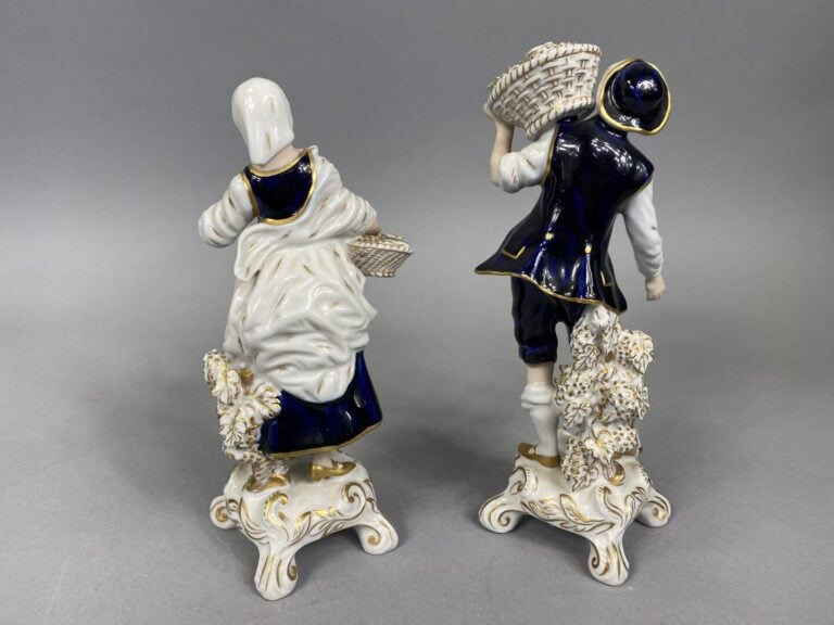 ROYAL DUX BOHEMIA - Deux sujets en porcelaine émaillée dans les tons bleu et do…