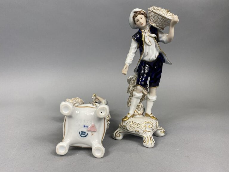 ROYAL DUX BOHEMIA - Deux sujets en porcelaine émaillée dans les tons bleu et do…