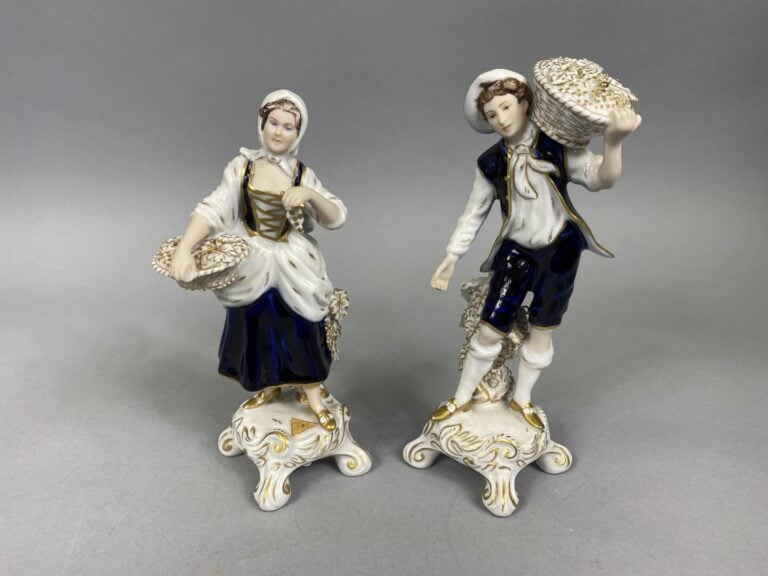 ROYAL DUX BOHEMIA - Deux sujets en porcelaine émaillée dans les tons bleu et do…