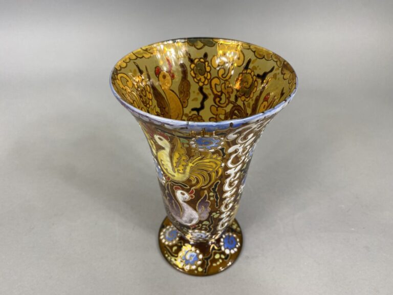 ROYO - Vase à piédouche en verre ambre à décor émaillé de coqs et de rinceaux p…