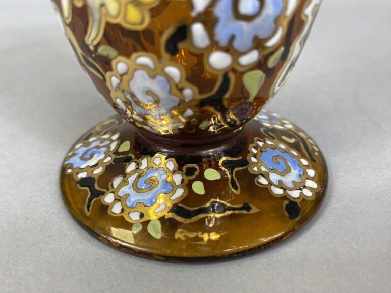 ROYO - Vase à piédouche en verre ambre à décor émaillé de coqs et de rinceaux p…