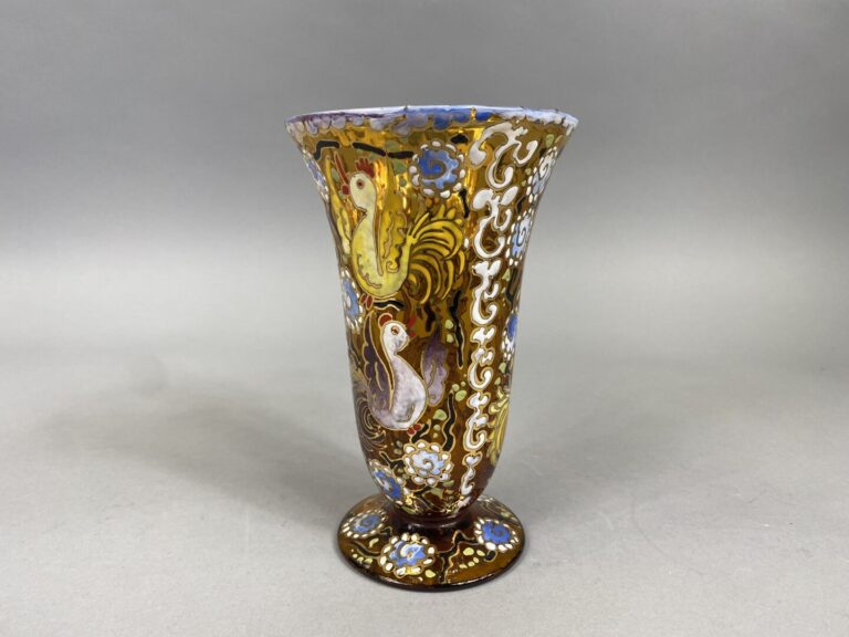 ROYO - Vase à piédouche en verre ambre à décor émaillé de coqs et de rinceaux p…