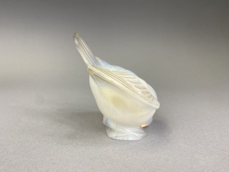 Sabino France - Moineau en verre moulé opalisé blanc - Signé à la pointe - H :…