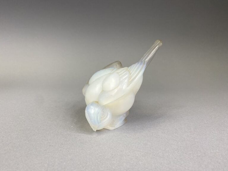 Sabino France - Moineau en verre moulé opalisé blanc - Signé à la pointe - H :…
