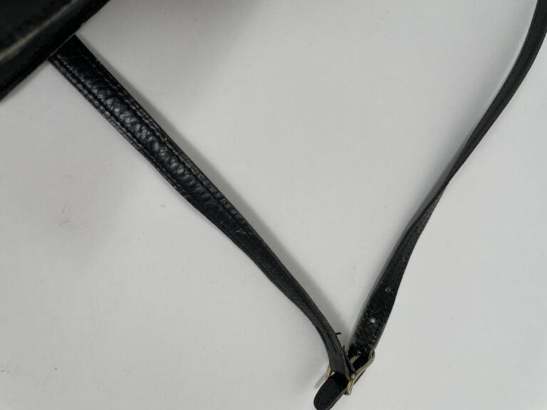 Sac Céline en cuir noir à rabat (usures et manques) - On joint un lot de bijoux…