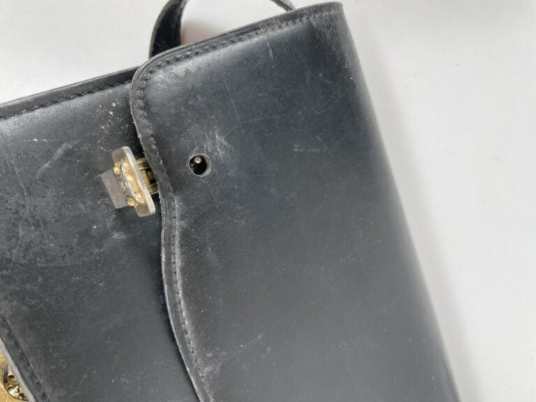 Sac Céline en cuir noir à rabat (usures et manques) - On joint un lot de bijoux…