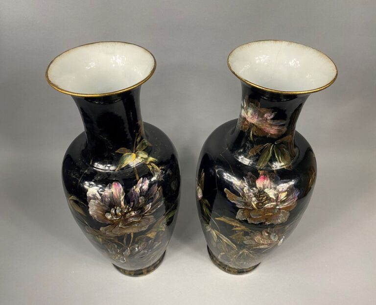 SAINT AMAND LES EAUX - Paire de vases balustre en céramique émaillée polychrome…