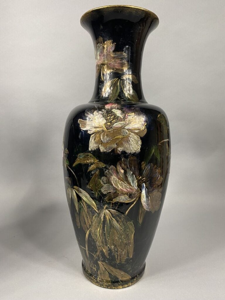 SAINT AMAND LES EAUX - Paire de vases balustre en céramique émaillée polychrome…