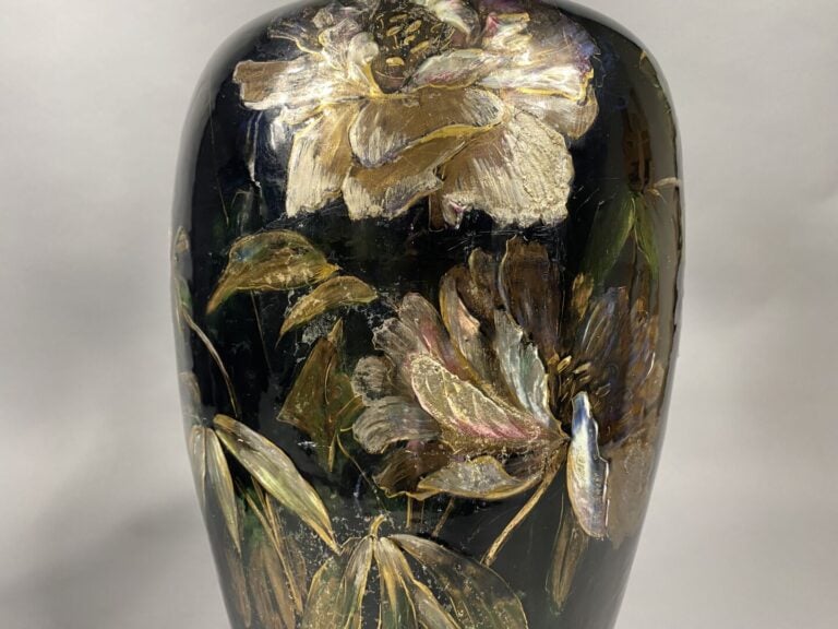SAINT AMAND LES EAUX - Paire de vases balustre en céramique émaillée polychrome…