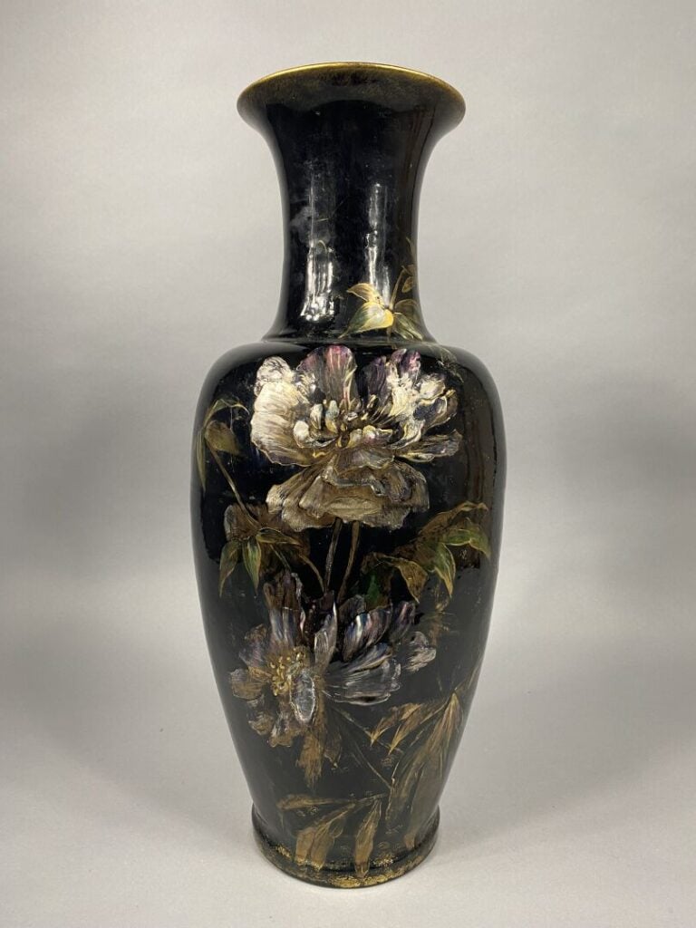 SAINT AMAND LES EAUX - Paire de vases balustre en céramique émaillée polychrome…