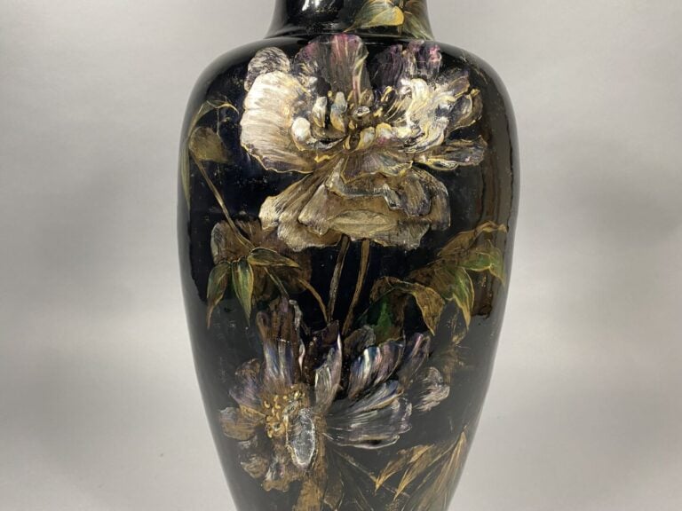 SAINT AMAND LES EAUX - Paire de vases balustre en céramique émaillée polychrome…