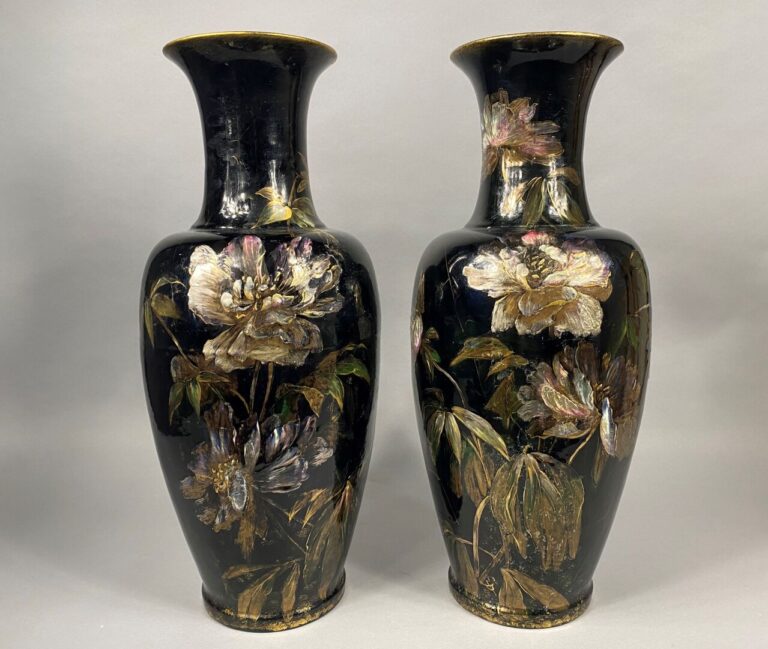 SAINT AMAND LES EAUX - Paire de vases balustre en céramique émaillée polychrome…