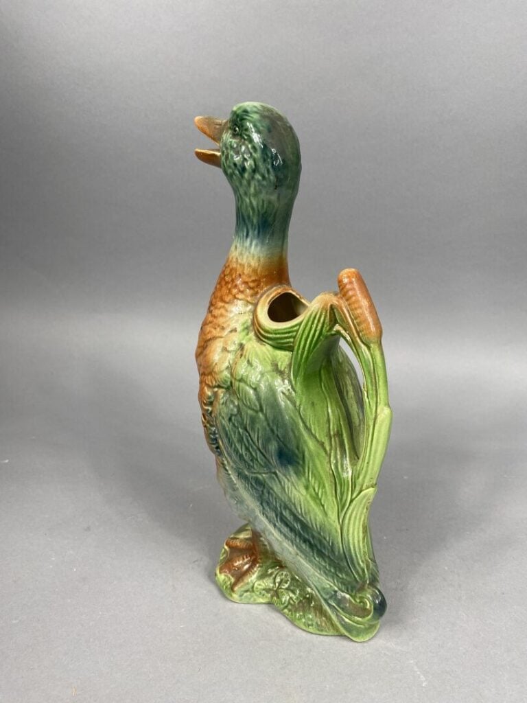 SAINT CLEMENT - Pichet zoomorphe en barbotine en forme de canard - H : 33 cm