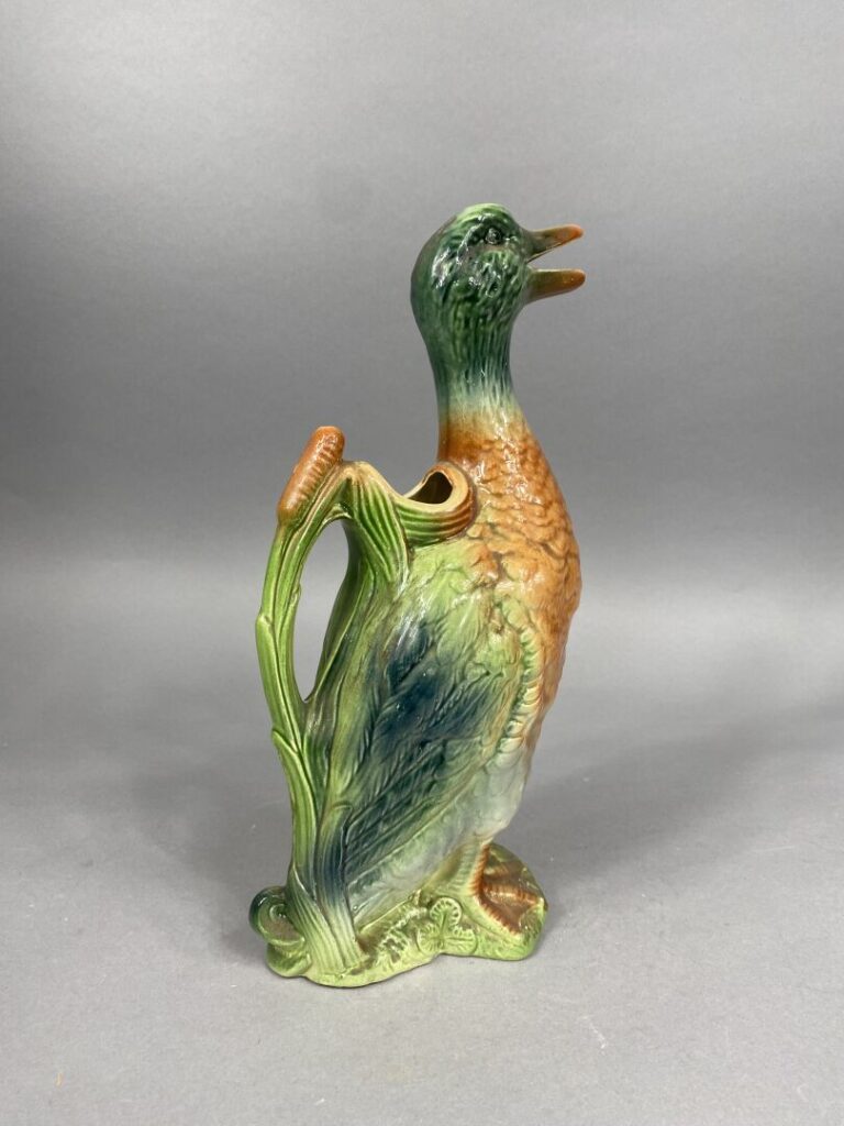 SAINT CLEMENT - Pichet zoomorphe en barbotine en forme de canard - H : 33 cm