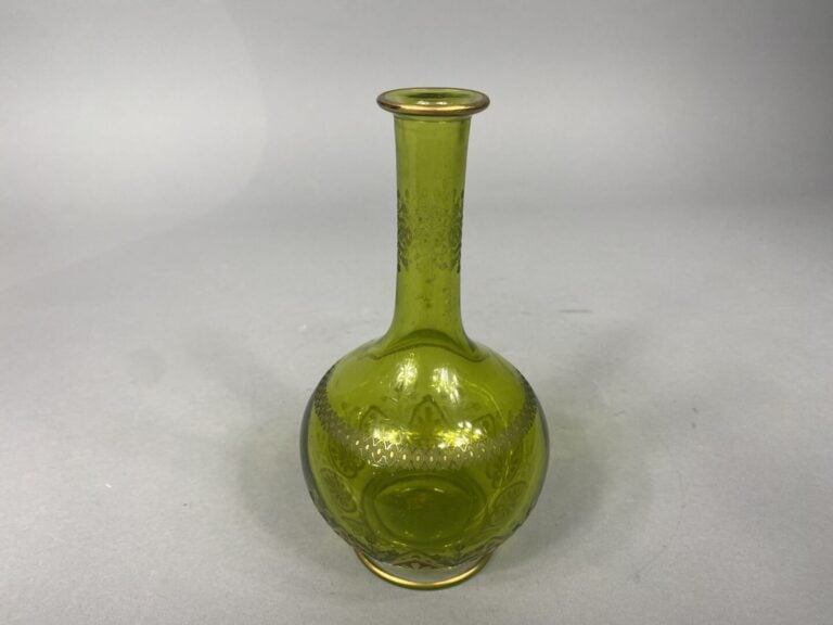 SAINT-LOUIS - Carafon en cristal vert à décor gravé et doré de guirlandes de pa…