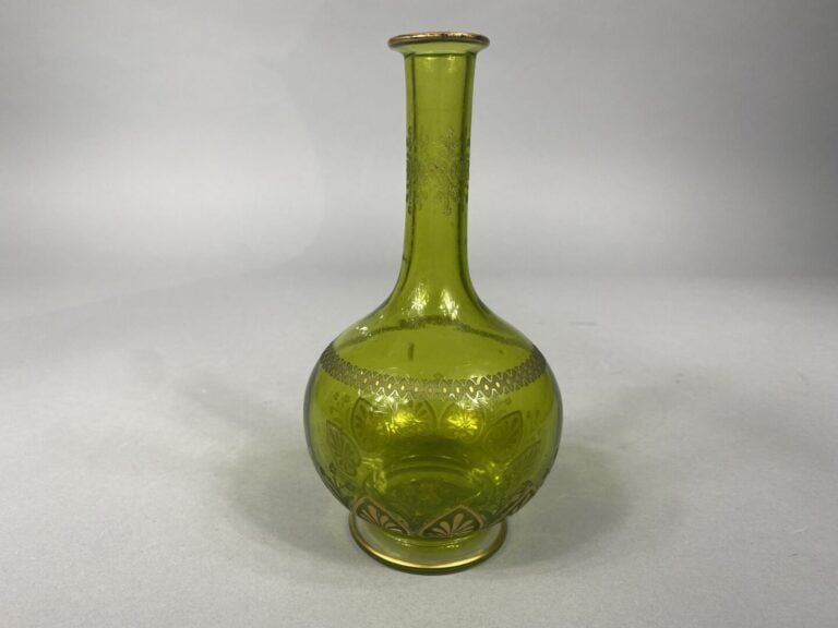 SAINT-LOUIS - Carafon en cristal vert à décor gravé et doré de guirlandes de pa…