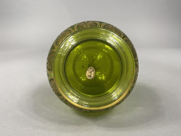 SAINT-LOUIS - Carafon en cristal vert à décor gravé et doré de guirlandes de pa…