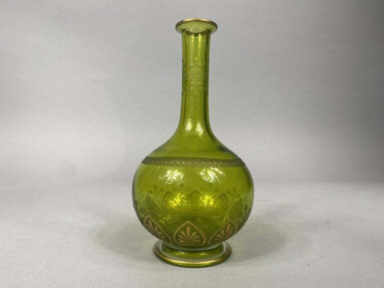 SAINT-LOUIS - Carafon en cristal vert à décor gravé et doré de guirlandes de pa…