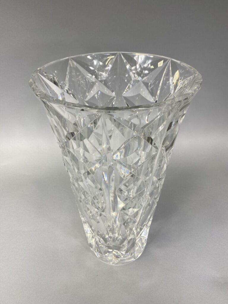 SAINT-LOUIS - Grand vase en cristal, modèle " Deauville ", de forme tronconique…