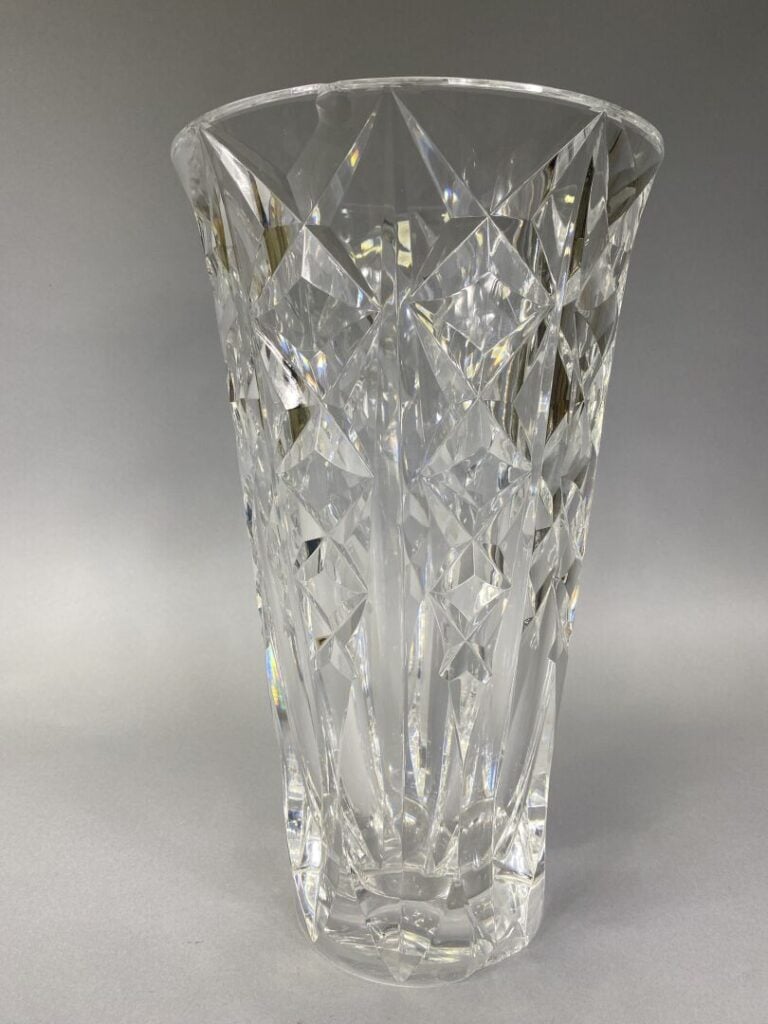 SAINT-LOUIS - Grand vase en cristal, modèle " Deauville ", de forme tronconique…