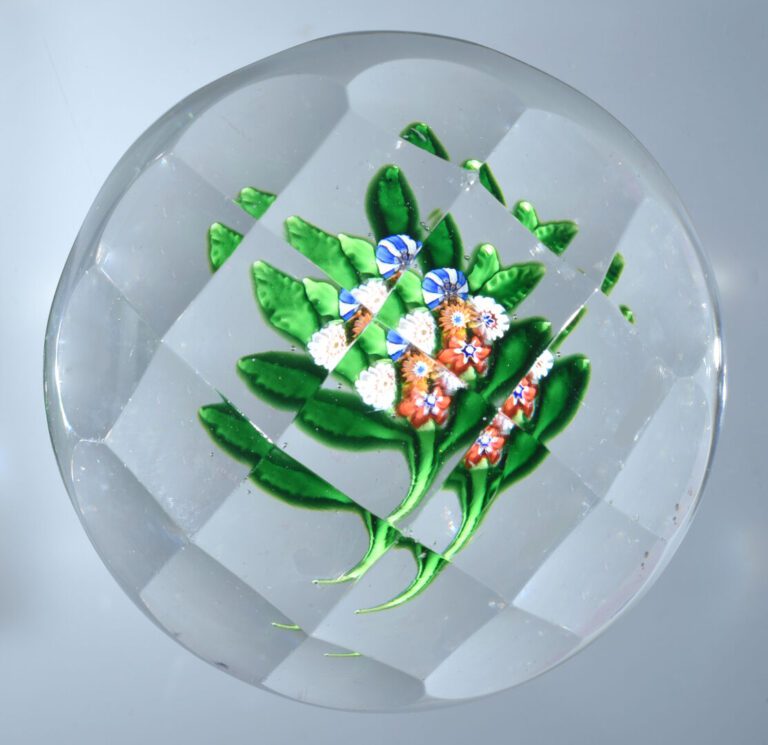 SAINT-LOUIS - Presse-papiers à motif de bouquet composé de cinq bonbons polychr…