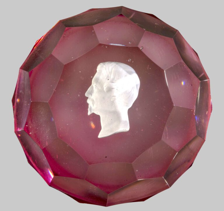 SAINT-LOUIS - Presse-papiers à talon rose translucide orné d'un cristallo-céram…