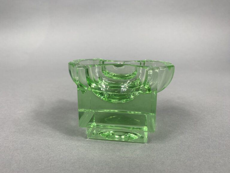 SAINT-LOUIS - Presse-papiers complexe en cristal vert clair moulé et taillé à m…