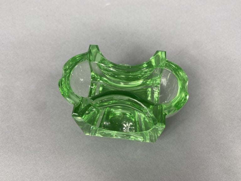 SAINT-LOUIS - Presse-papiers complexe en cristal vert clair moulé et taillé à m…