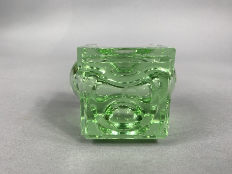 SAINT-LOUIS - Presse-papiers complexe en cristal vert clair moulé et taillé à m…