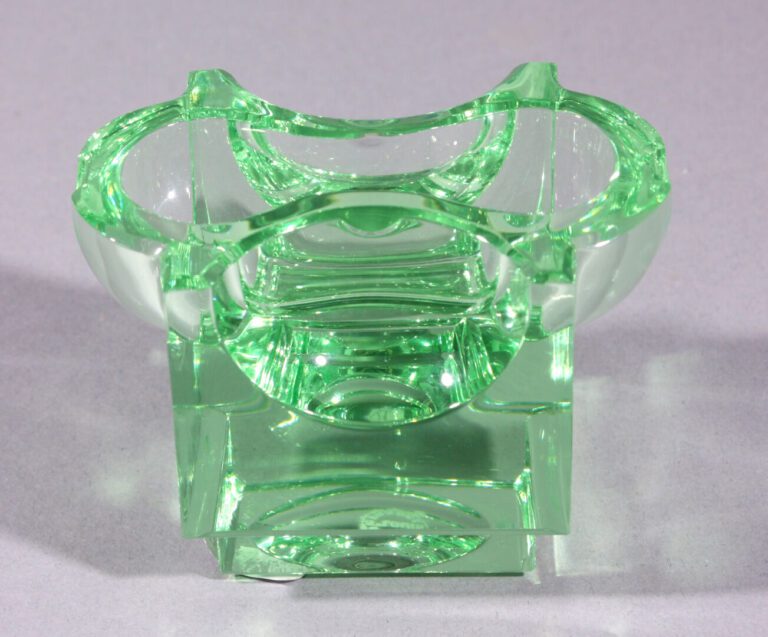 SAINT-LOUIS - Presse-papiers complexe en cristal vert clair moulé et taillé à m…