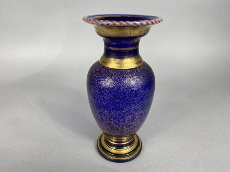 SAINT-LOUIS - Vase balustre en cristal bleu à décor de fine résille dorée et de…