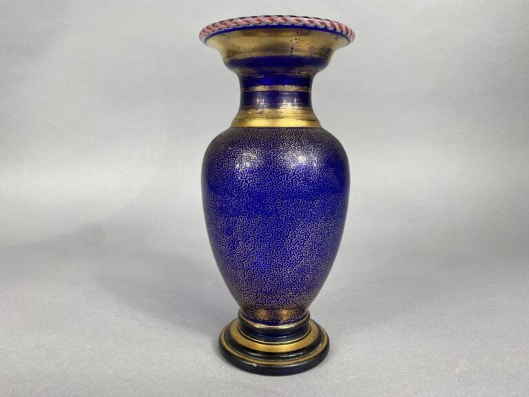 SAINT-LOUIS - Vase balustre en cristal bleu à décor de fine résille dorée et de…