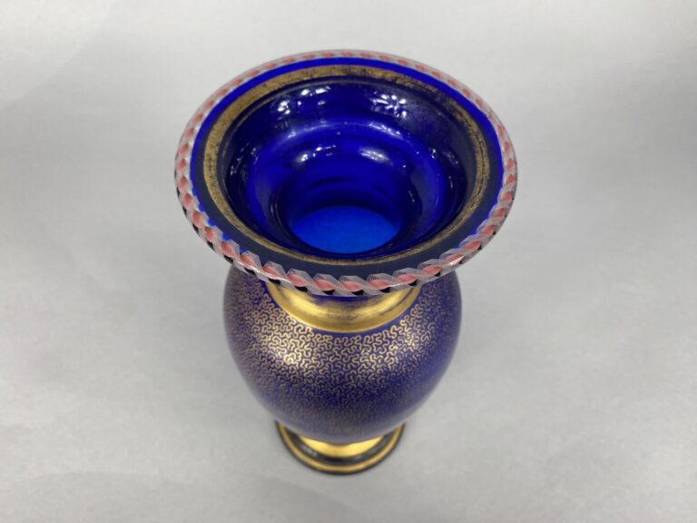 SAINT-LOUIS - Vase balustre en cristal bleu à décor de fine résille dorée et de…