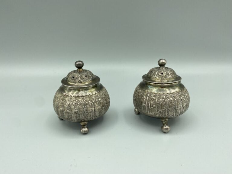 Salière et poivrière tripodes en argent 84 zolotniks (875 millièmes) à décor de…