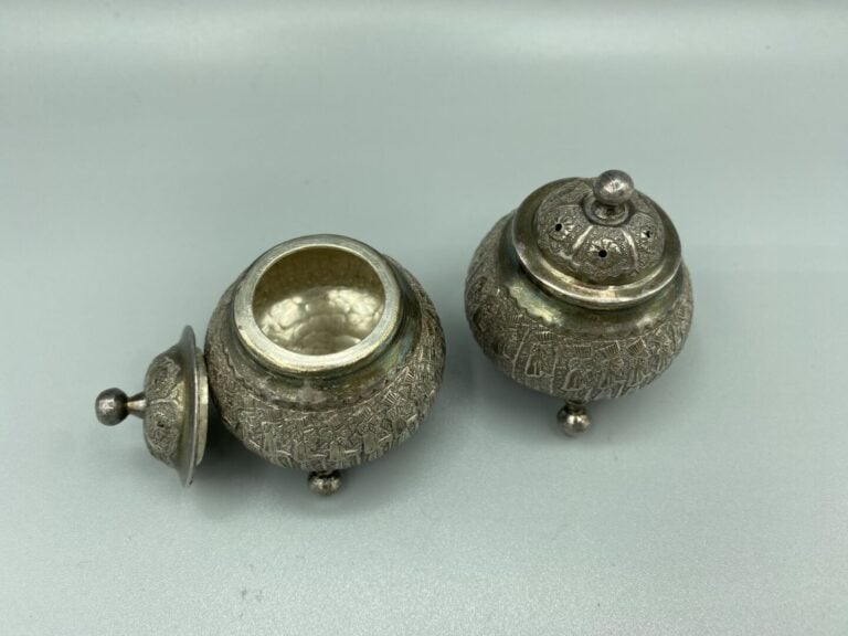 Salière et poivrière tripodes en argent 84 zolotniks (875 millièmes) à décor de…