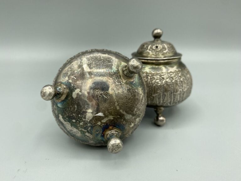 Salière et poivrière tripodes en argent 84 zolotniks (875 millièmes) à décor de…