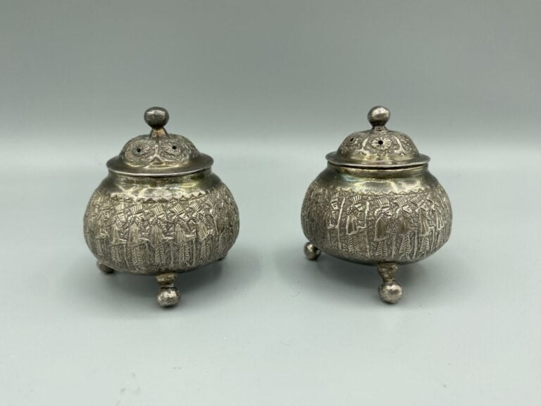 Salière et poivrière tripodes en argent 84 zolotniks (875 millièmes) à décor de…